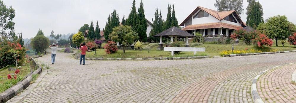 Berlian Resort Cipanas  Exterior photo