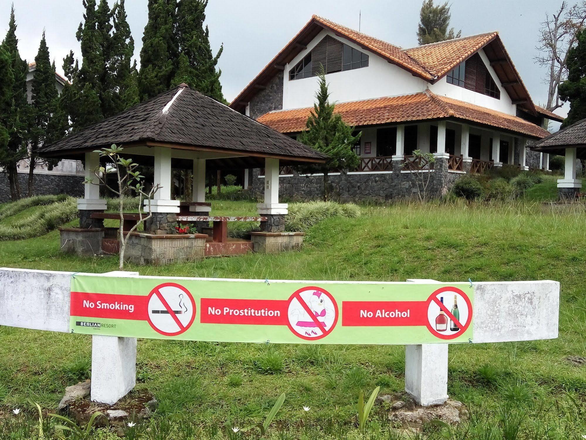 Berlian Resort Cipanas  Exterior photo